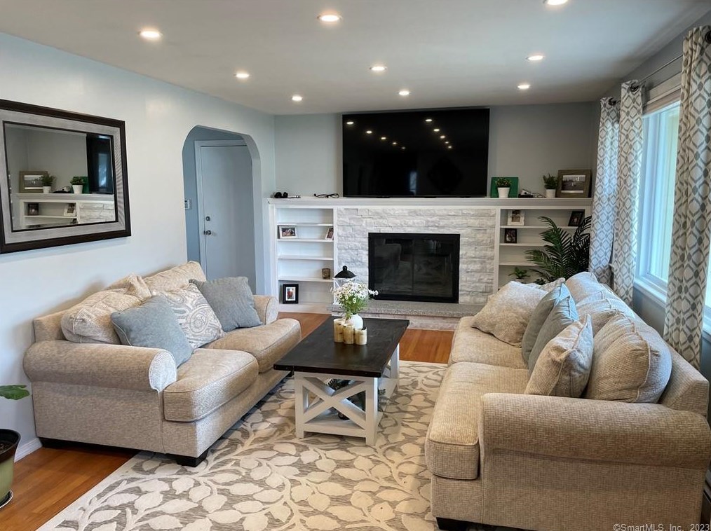 96 Ford St, Ansonia, CT 06401