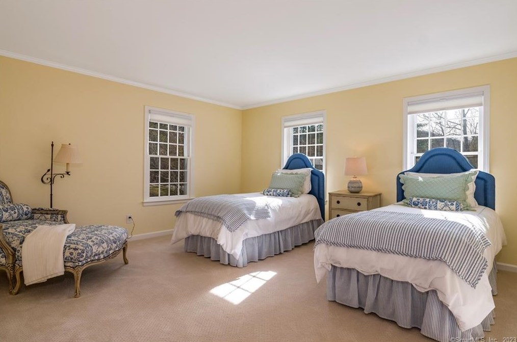 5 Highwood, Simsbury CT  06070-2509 exterior