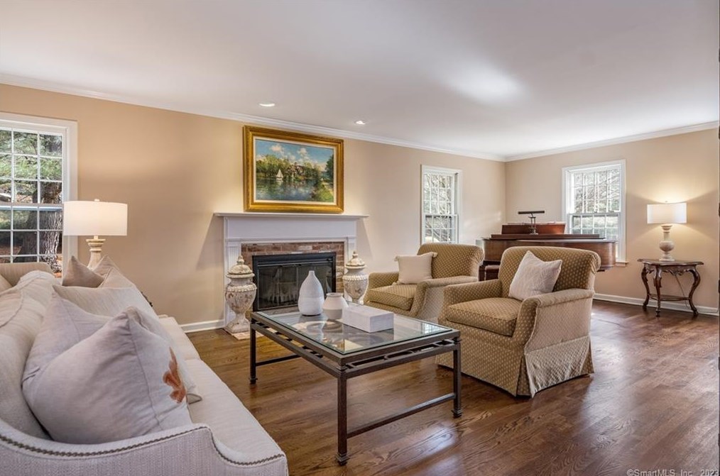 5 Highwood, Simsbury CT  06070-2509 exterior