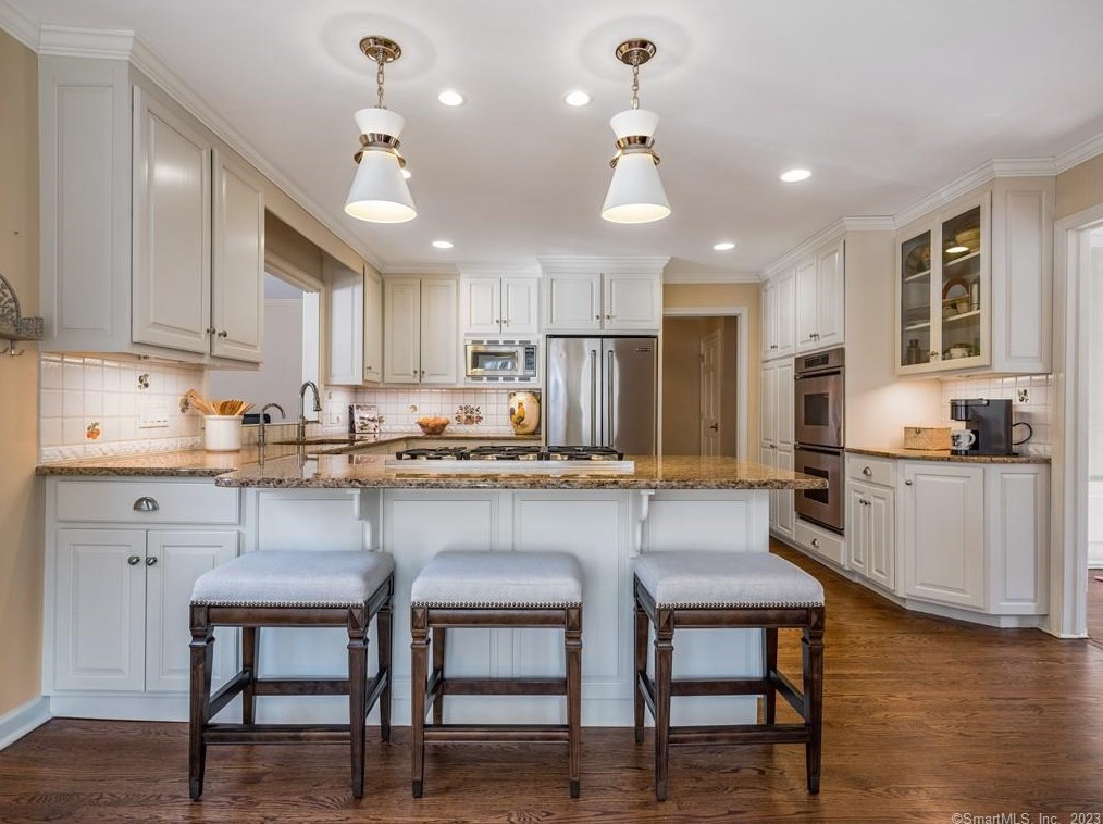 5 Highwood, Simsbury CT  06070-2509 exterior