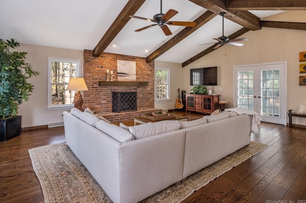 5 Highwood, Simsbury CT  06070-2509 exterior