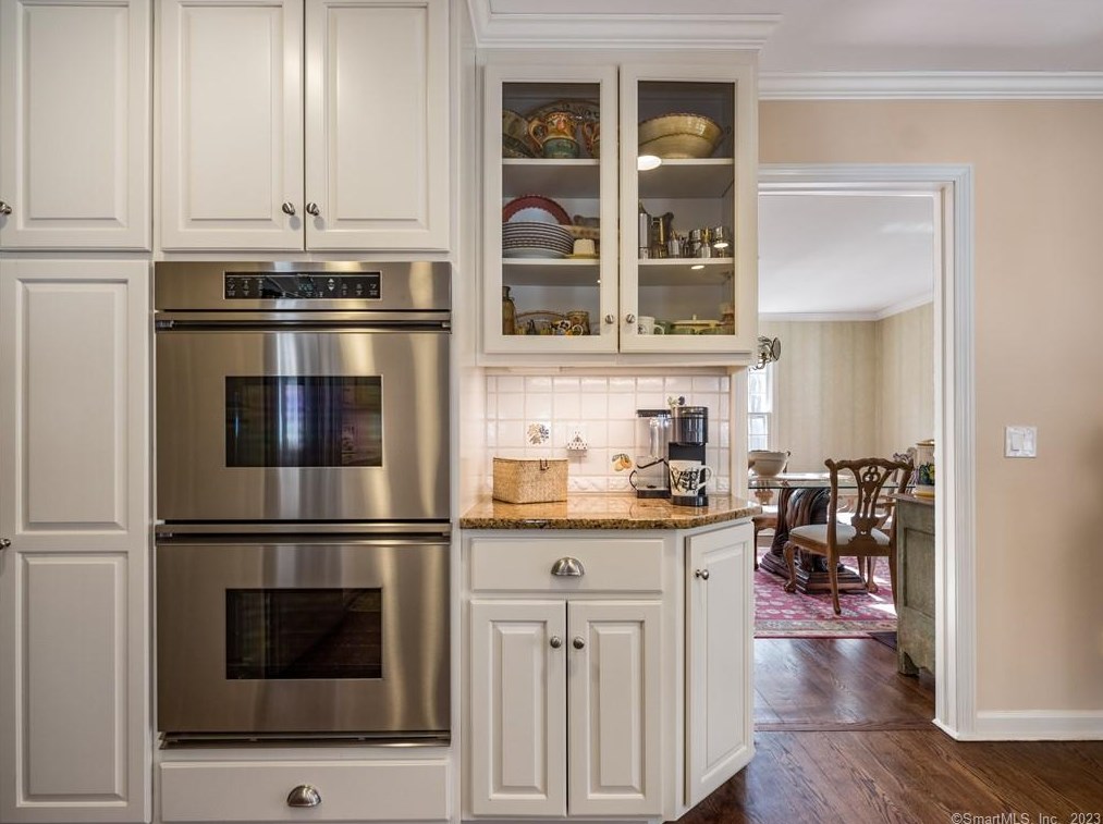 5 Highwood, Simsbury CT  06070-2509 exterior