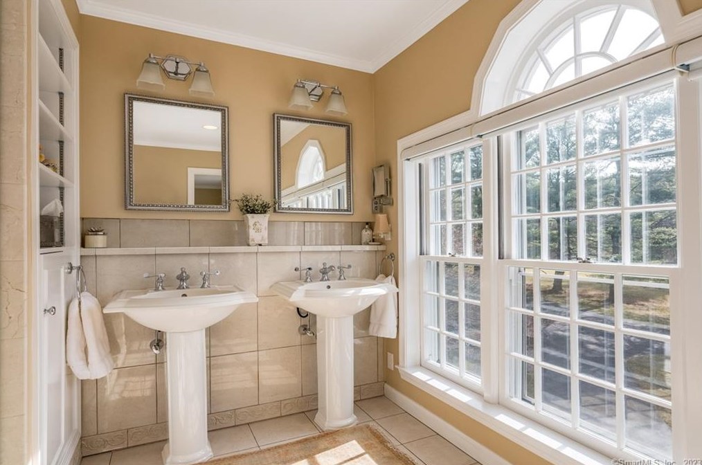 5 Highwood, Simsbury CT  06070-2509 exterior