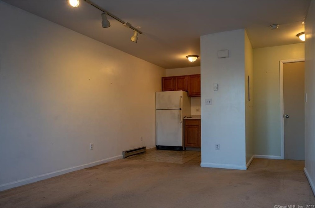 2 Pineview Dr, Branford, CT 06405-2428