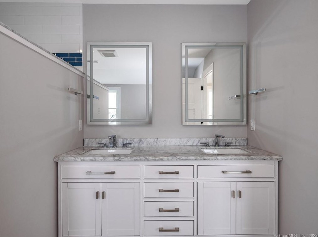 19 Neptune Dr, Fenwick CT  06475-2917 exterior