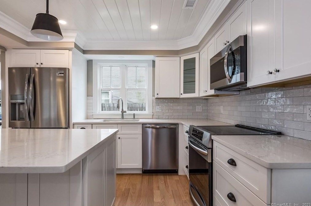 19 Neptune Dr, Fenwick CT  06475-2917 exterior
