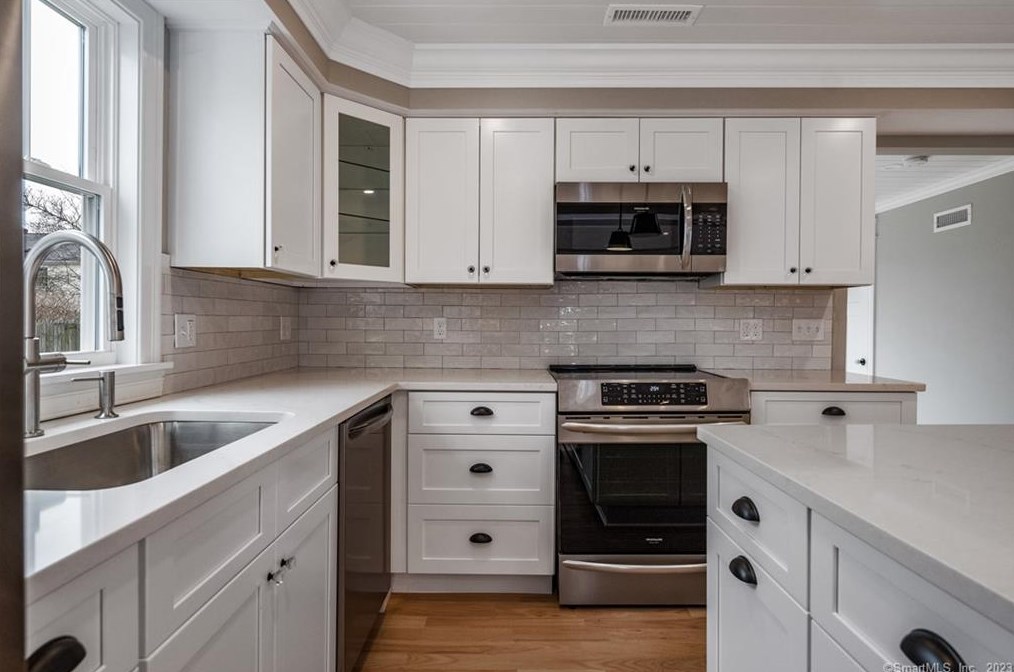19 Neptune Dr, Fenwick CT  06475-2917 exterior
