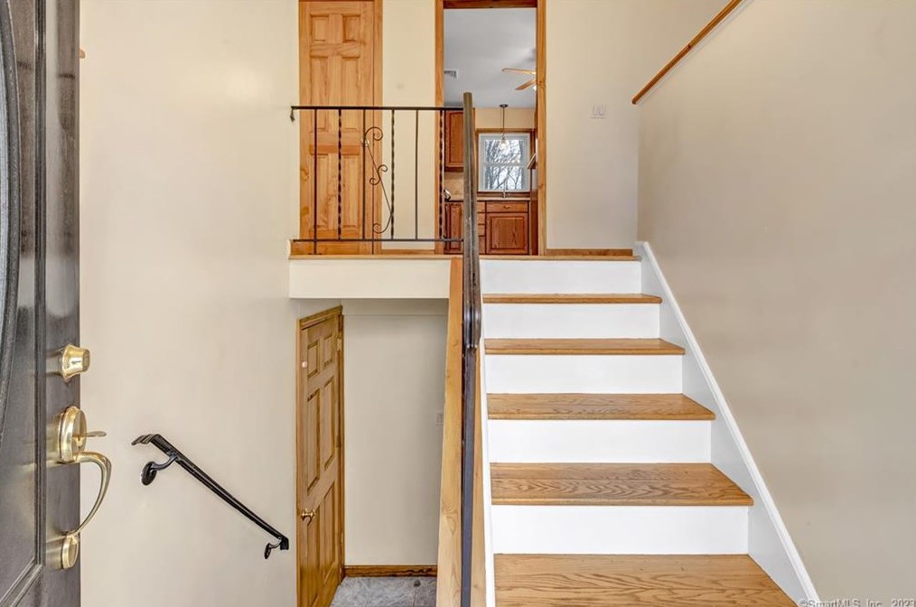 14 Norman Ln, Huntington, CT 06484