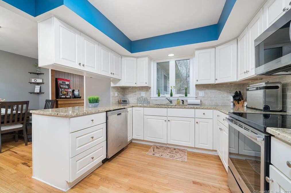 24 Holly Ln, Meriden CT  06450-4749 exterior