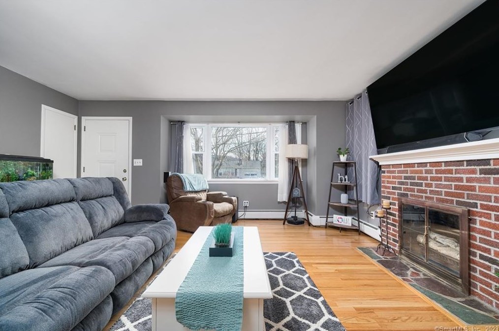 24 Holly Ln, Meriden CT  06450-4749 exterior