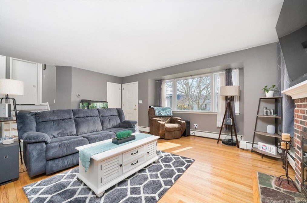 24 Holly Ln, Meriden CT  06450-4749 exterior