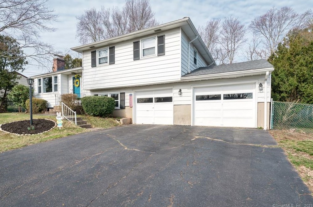 24 Holly Ln, Meriden CT  06450-4749 exterior