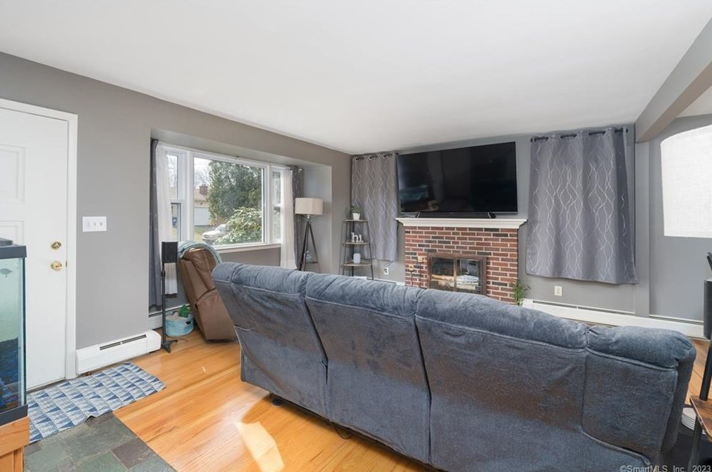 24 Holly Ln, Meriden CT  06450-4749 exterior