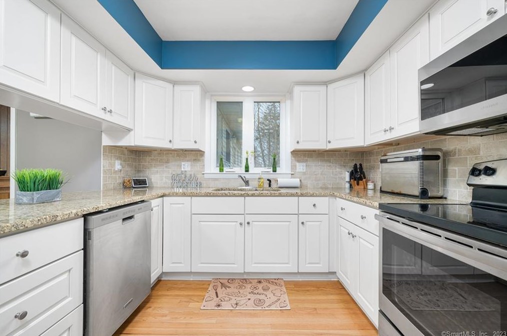 24 Holly Ln, Meriden CT  06450-4749 exterior