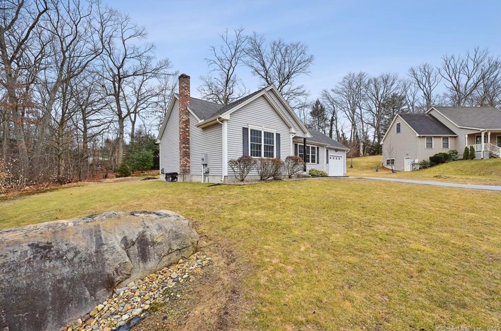 21 Victory Ln, Chestnut Hill, CT 06226-1332