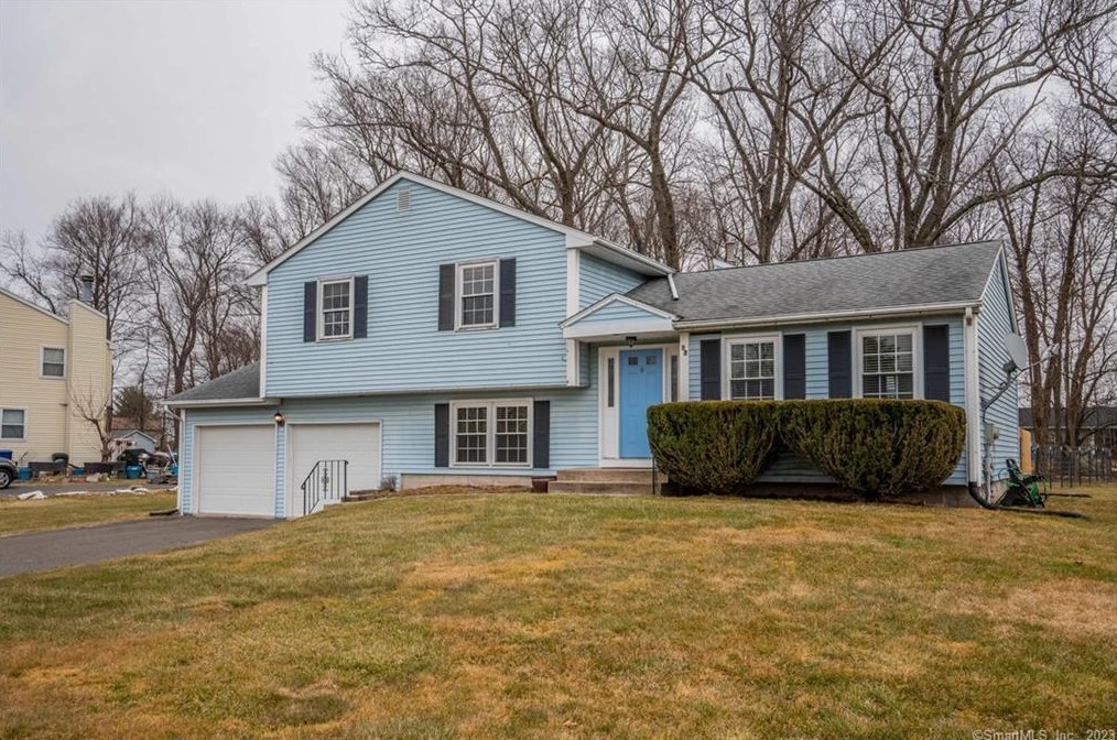17 Christine Cir, Bloomfield, CT 06002