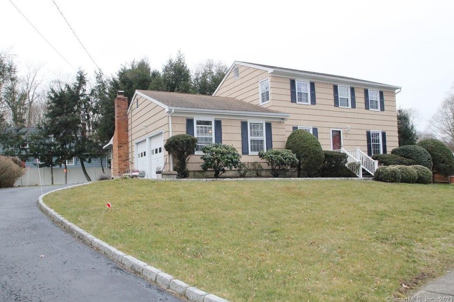 33 Heather Ln, Fairfield, CT 06824-2939
