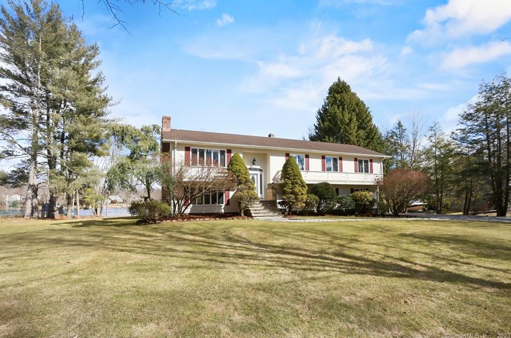 82 W Maiden Ln, Upper Stepney, CT 06468