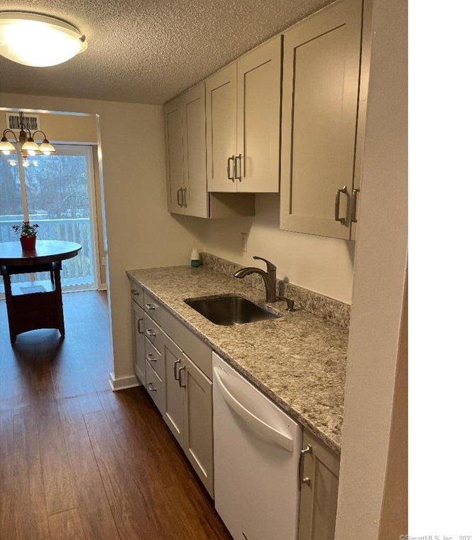 77 Brookwood Dr, Rocky Hill, CT 06067-2713