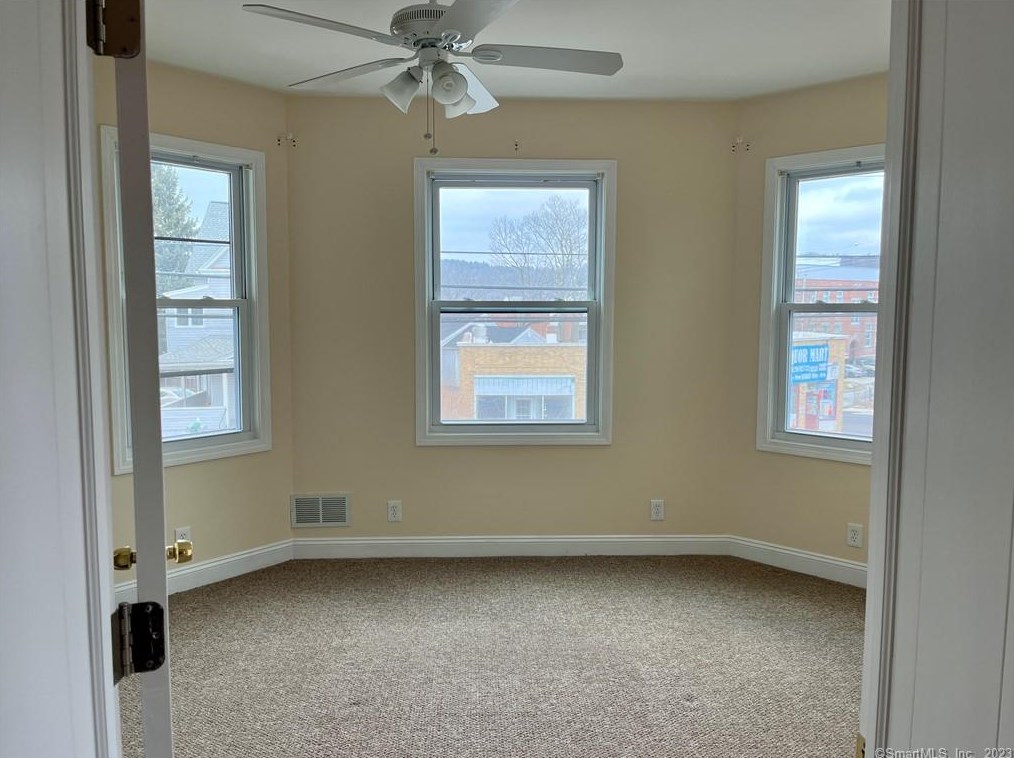 66 Howe Ave #2nd Flr, Huntington, CT 06484