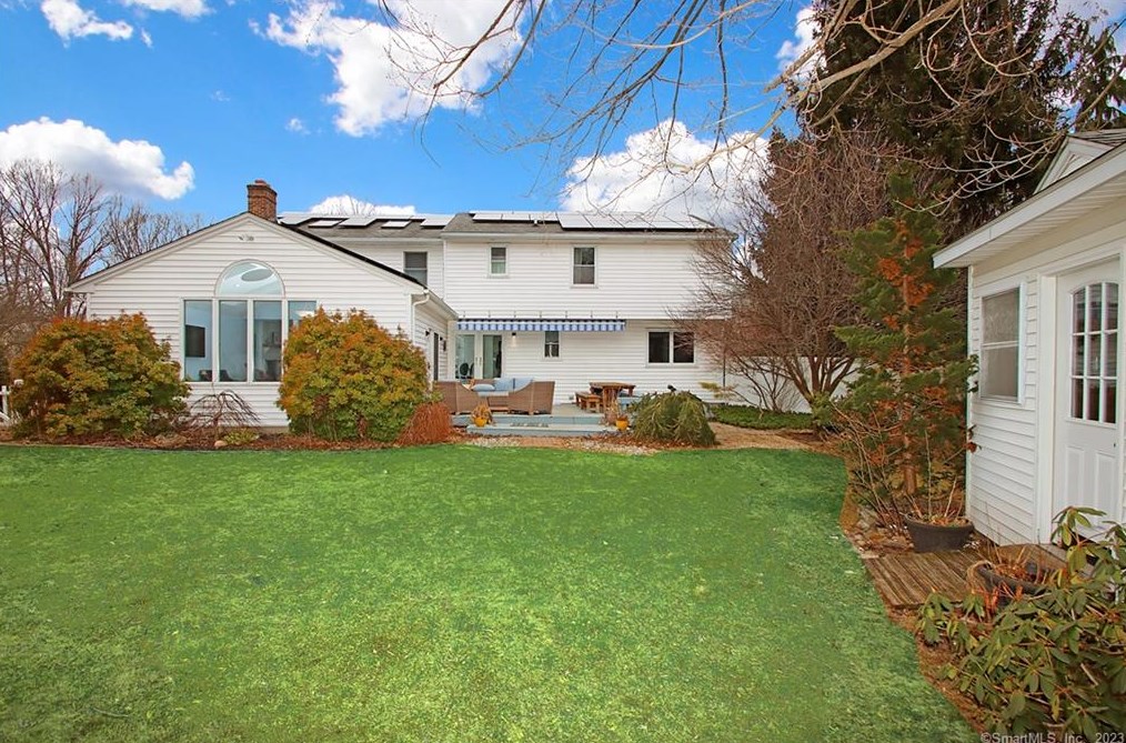 92 Fairway Dr, Meriden CT  06450-7076 exterior