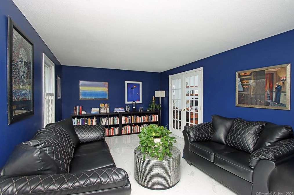 92 Fairway Dr, Meriden CT  06450-7076 exterior