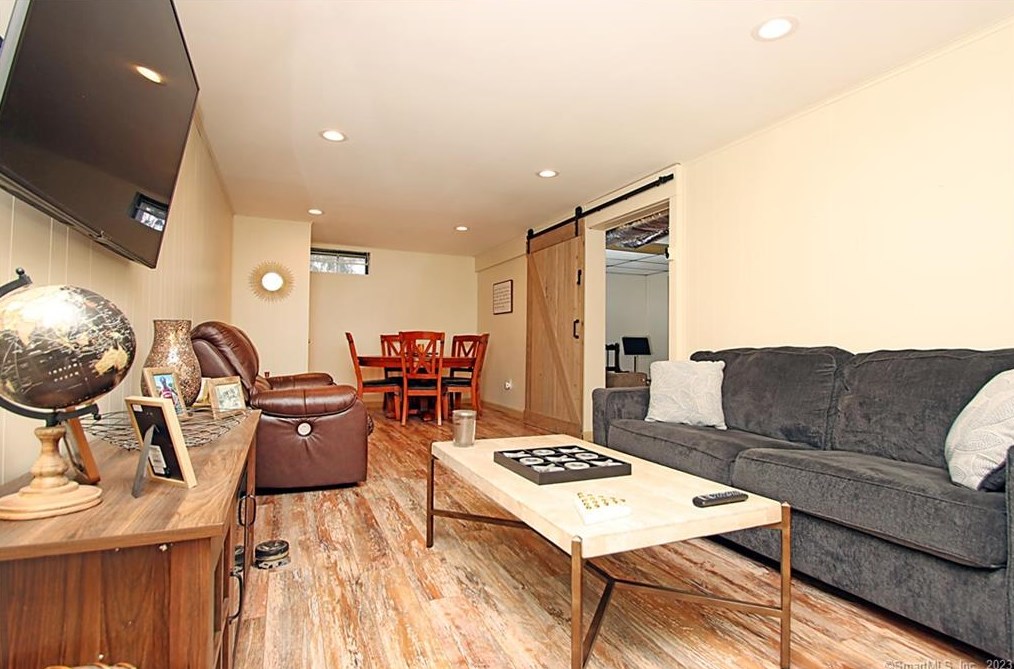 92 Fairway Dr, Meriden CT  06450-7076 exterior