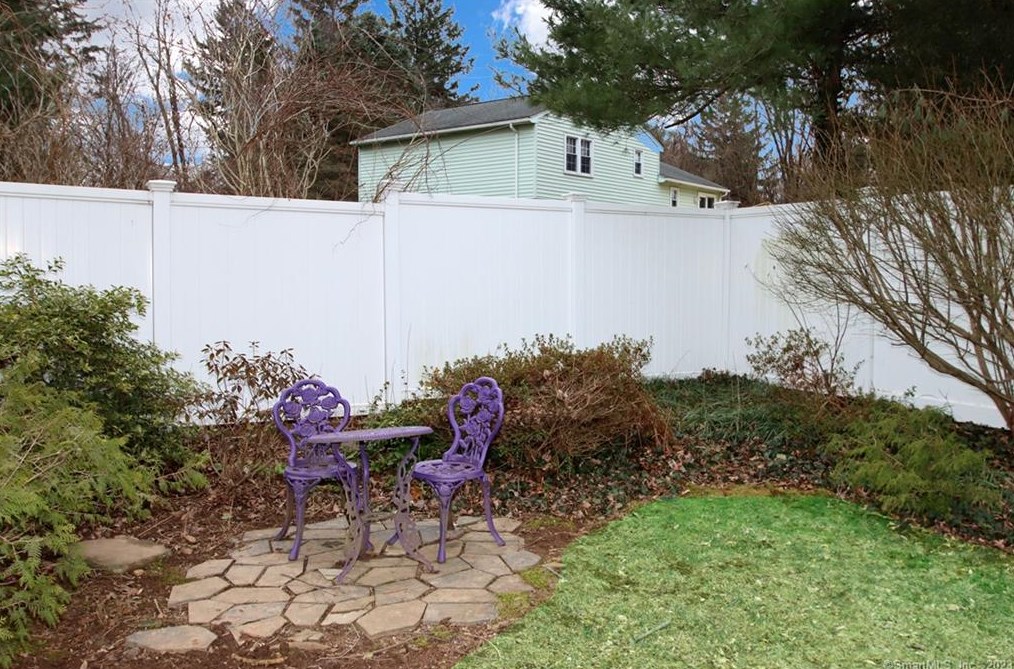 92 Fairway Dr, Meriden CT  06450-7076 exterior