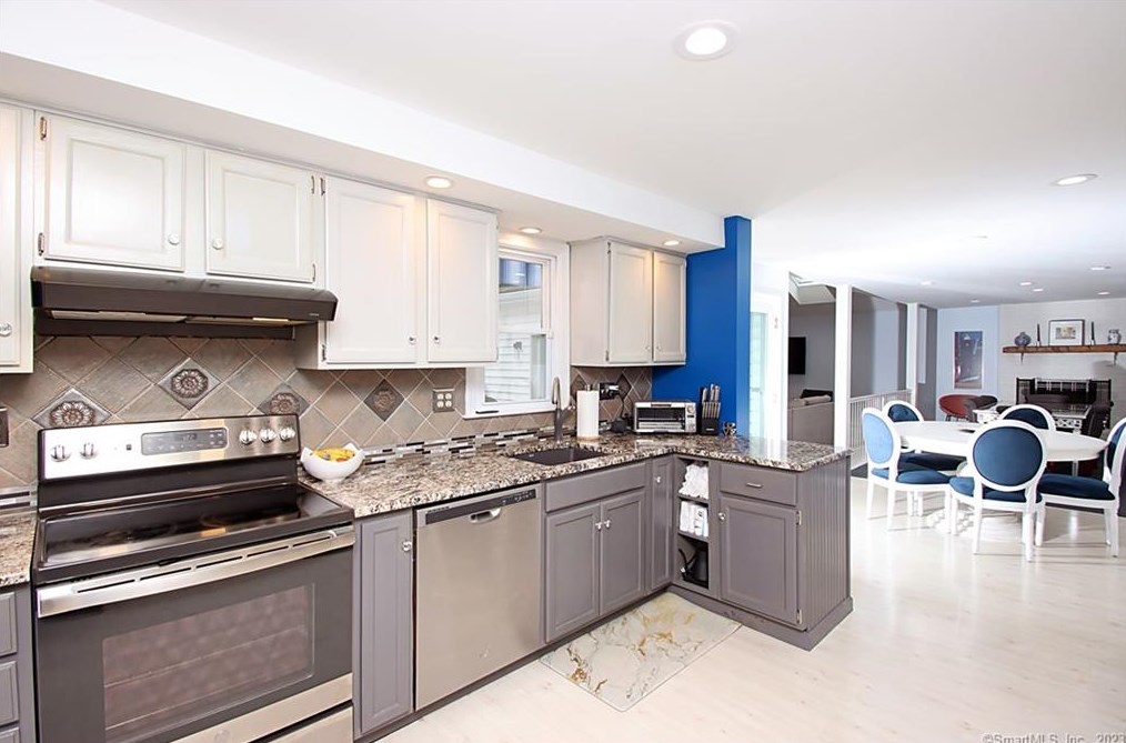 92 Fairway Dr, Meriden CT  06450-7076 exterior