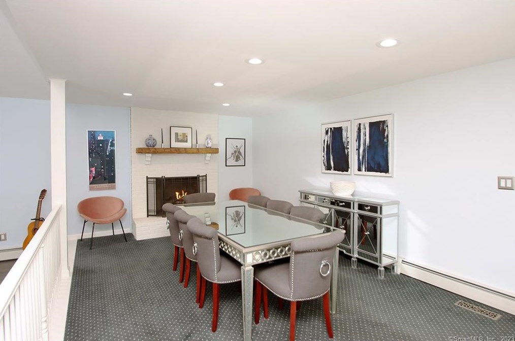 92 Fairway Dr, Meriden CT  06450-7076 exterior