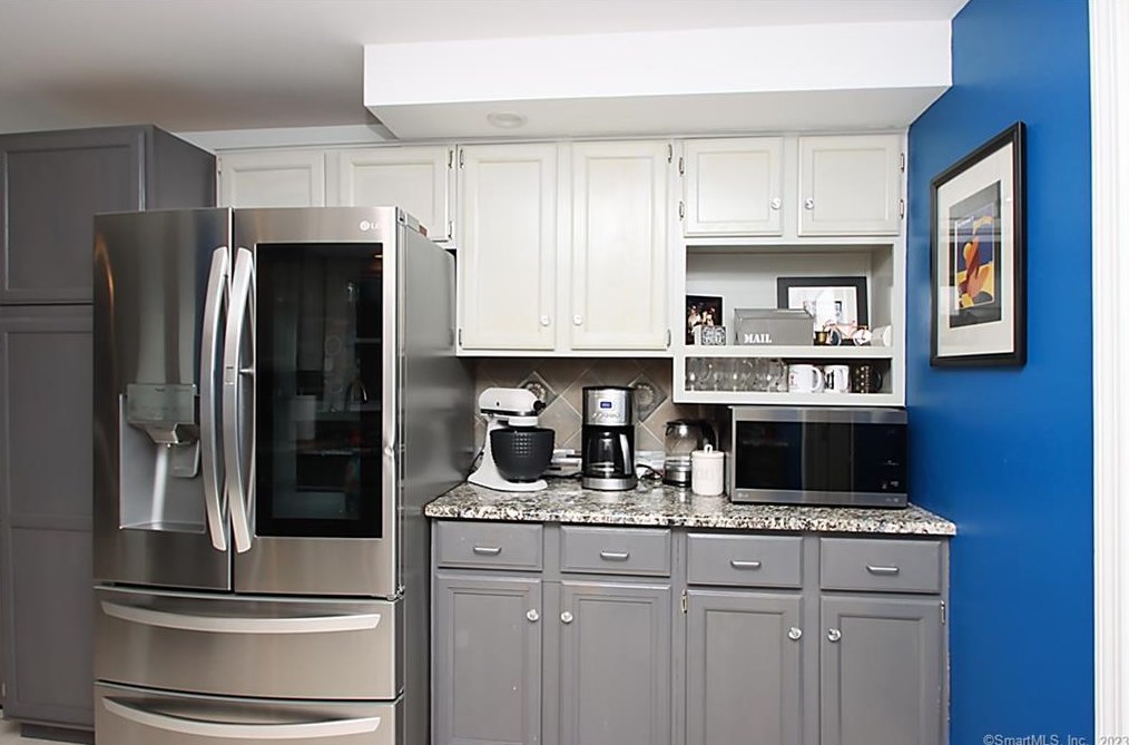 92 Fairway Dr, Meriden CT  06450-7076 exterior