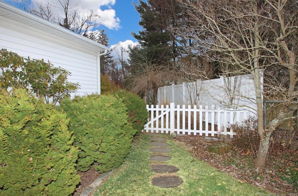 92 Fairway Dr, Meriden CT  06450-7076 exterior