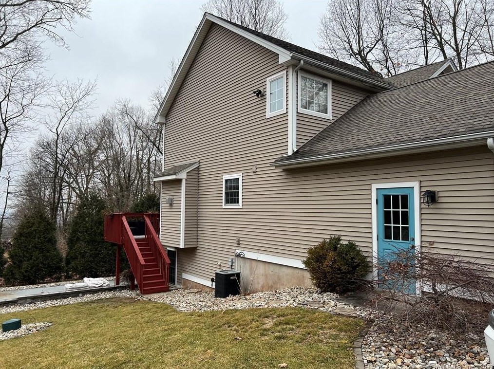 61 N Park St, Ellington, CT 06029