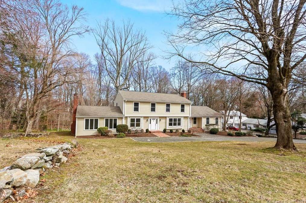 416 Surrey Ln, Fairfield, CT 06824-7167