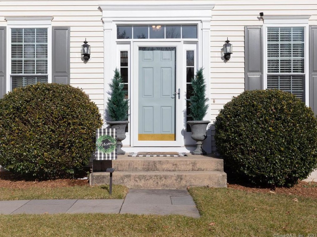 15 Churchill Pl, Avon, CT 06001