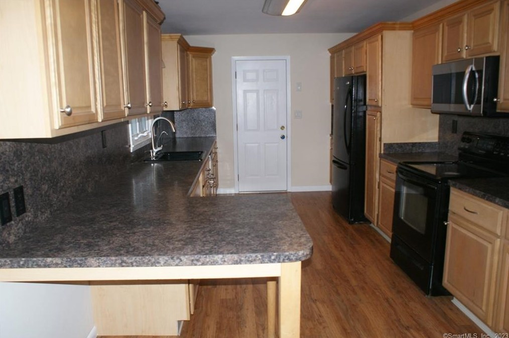 3 Diamond Dr, Newtown CT  06470-1559 exterior