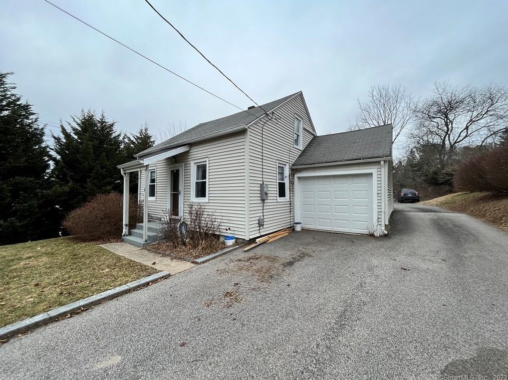6 Burgeville Ct, Groton, CT 06340