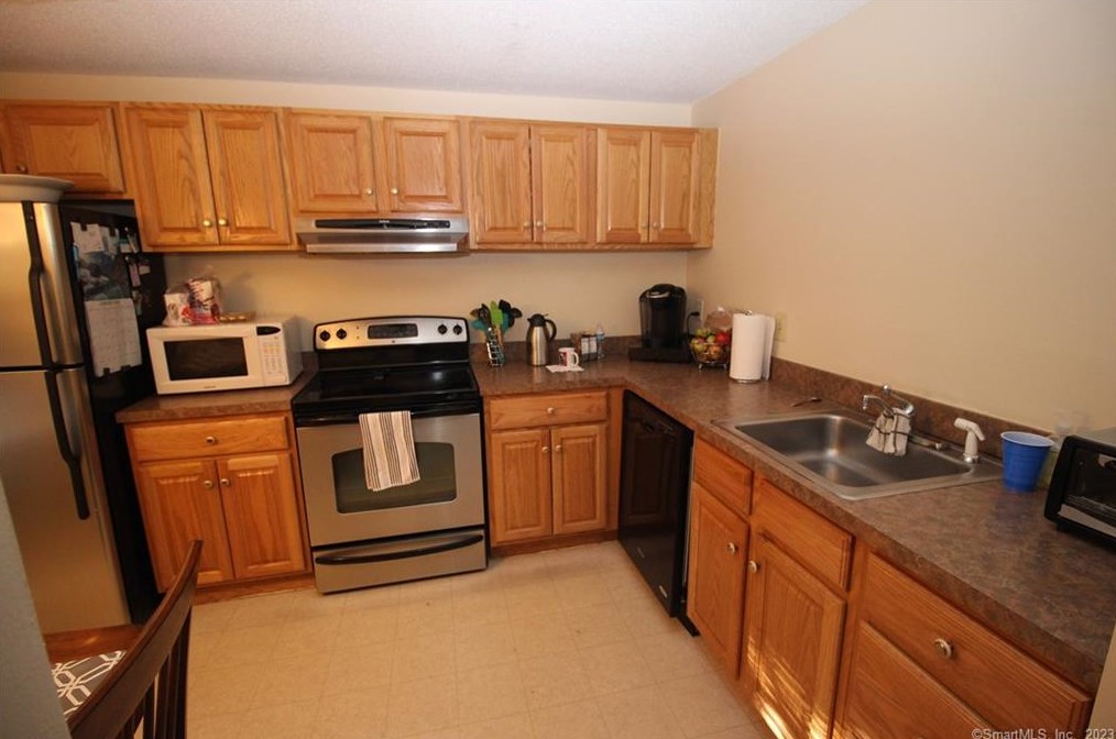 67 Heather Rdg, Huntington, CT 06484
