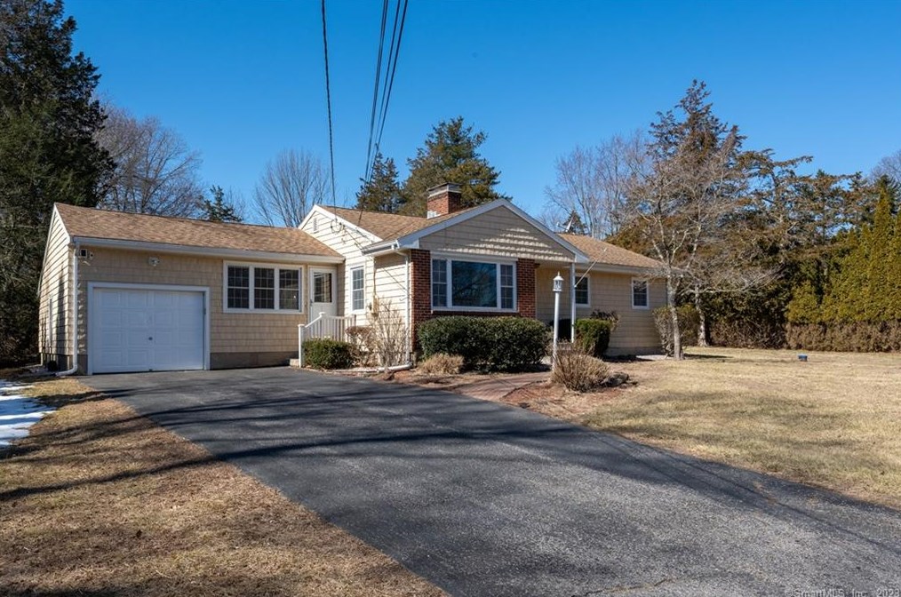 9 Harlan Pl, East Hampton, CT 06424