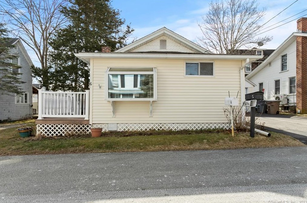 6 Center St, Niantic, CT 06357