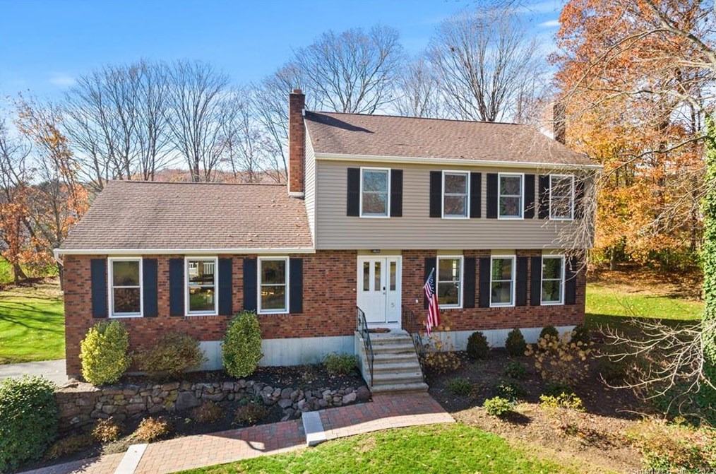 5 Laraine Ct, Northford, CT 06472
