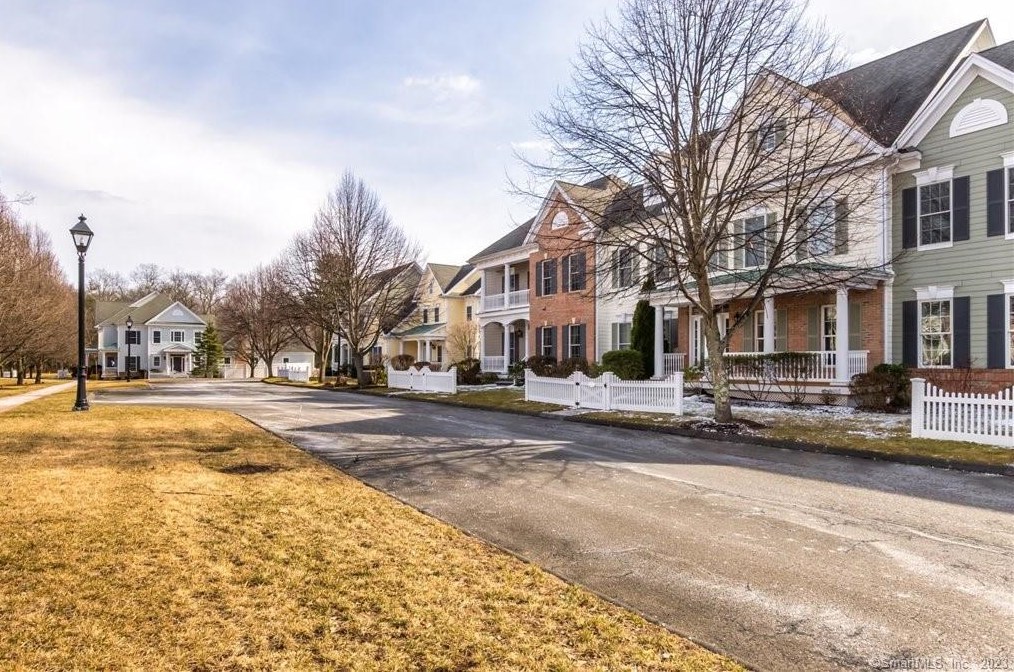 6 Pennington Dr, Simsbury, CT 06070-2649