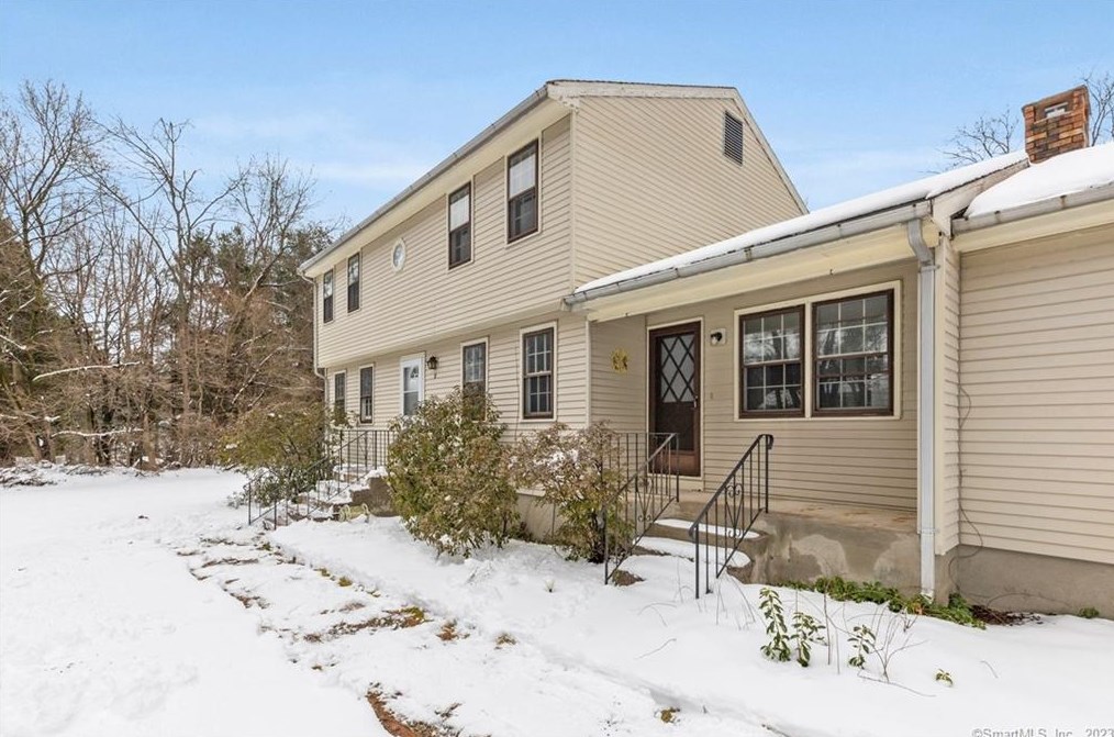 2 Kerr Farm Rd, Simsbury CT  06070-2016 exterior