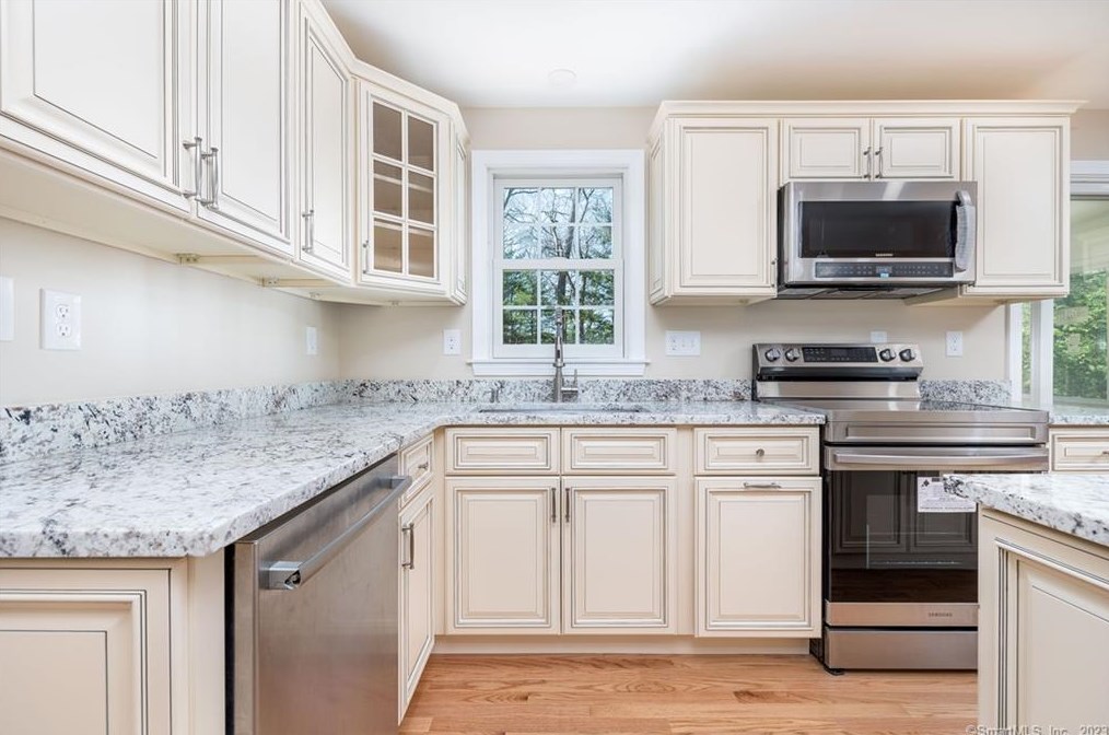 5 Westridge Dr, Simsbury, CT 06070