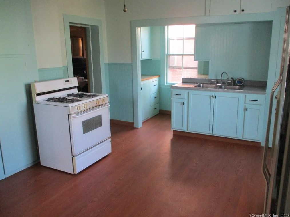 89 Oak St, Windsor Locks, CT 06096