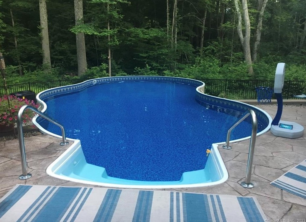 115 Brookridge Ln, Guilford, CT 06437-2375