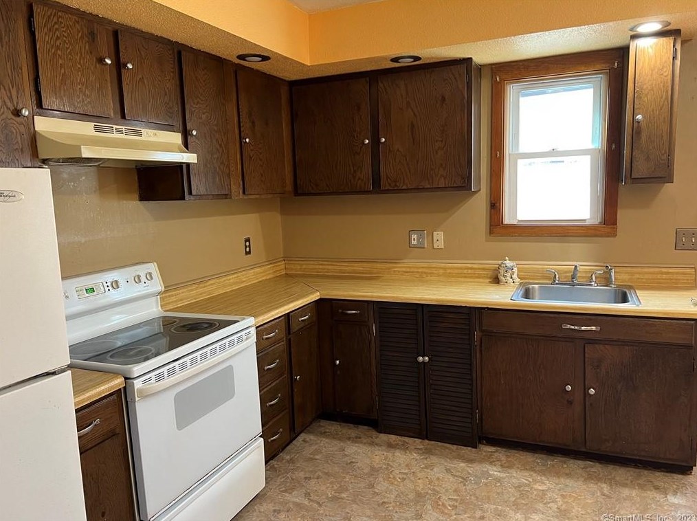 94 Columbia St, Meriden CT  06451-3102 exterior