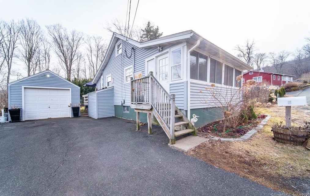 5 Cherokee Rd, Middlefield, CT 06455