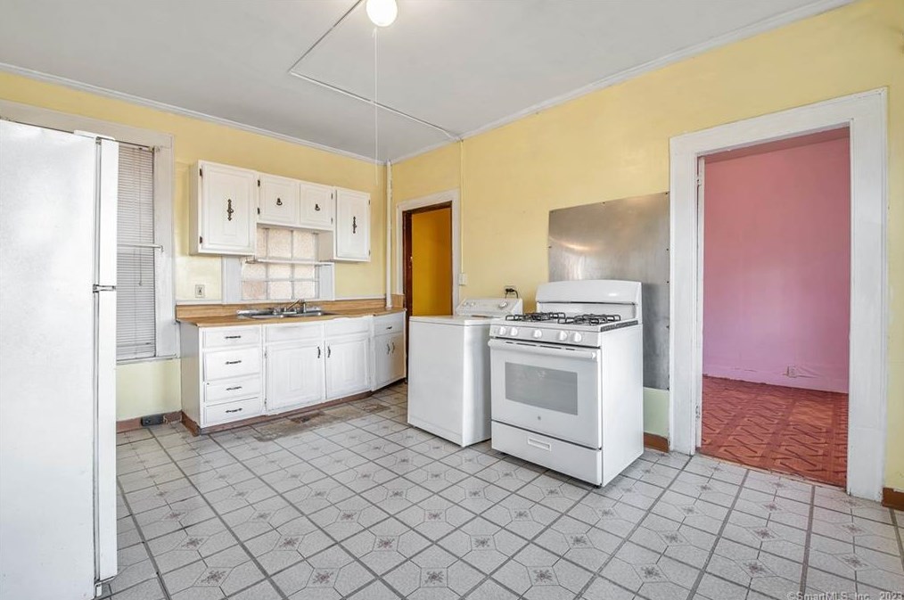 211 Franklin Ave, Hartford CT  06114-1339 exterior