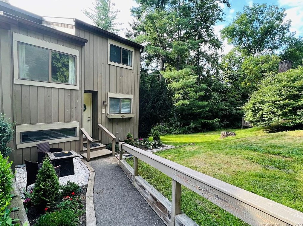 16 Tamarack Ln #16, Woodbury, CT 06798